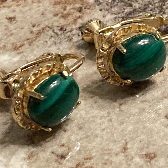 Vintage Malachite Cabochon Screw Back Earrings Gold Tone 1" - Picture 5 of 6